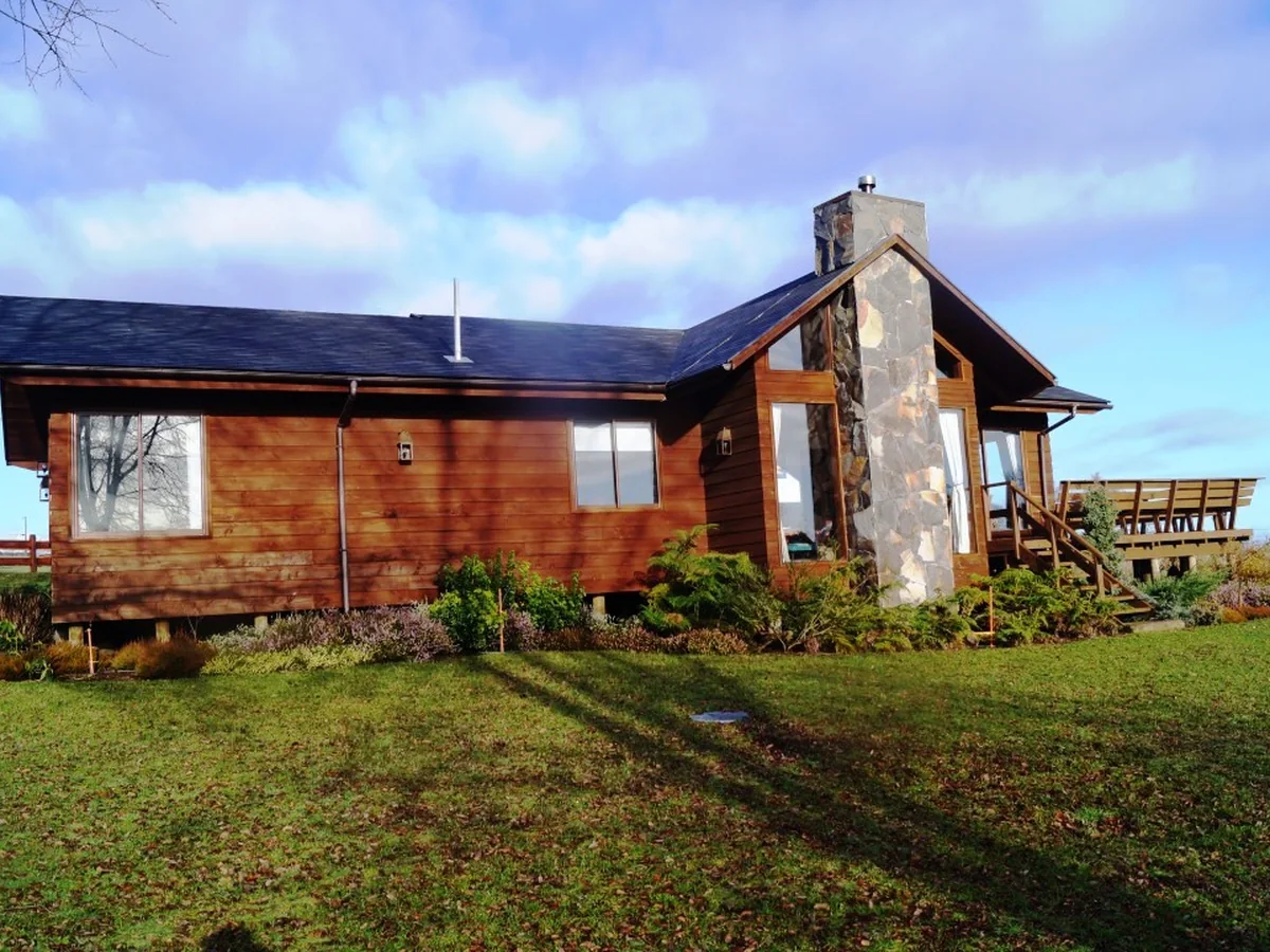 Vivienda Villa Jara construida en madera, en entorno rural