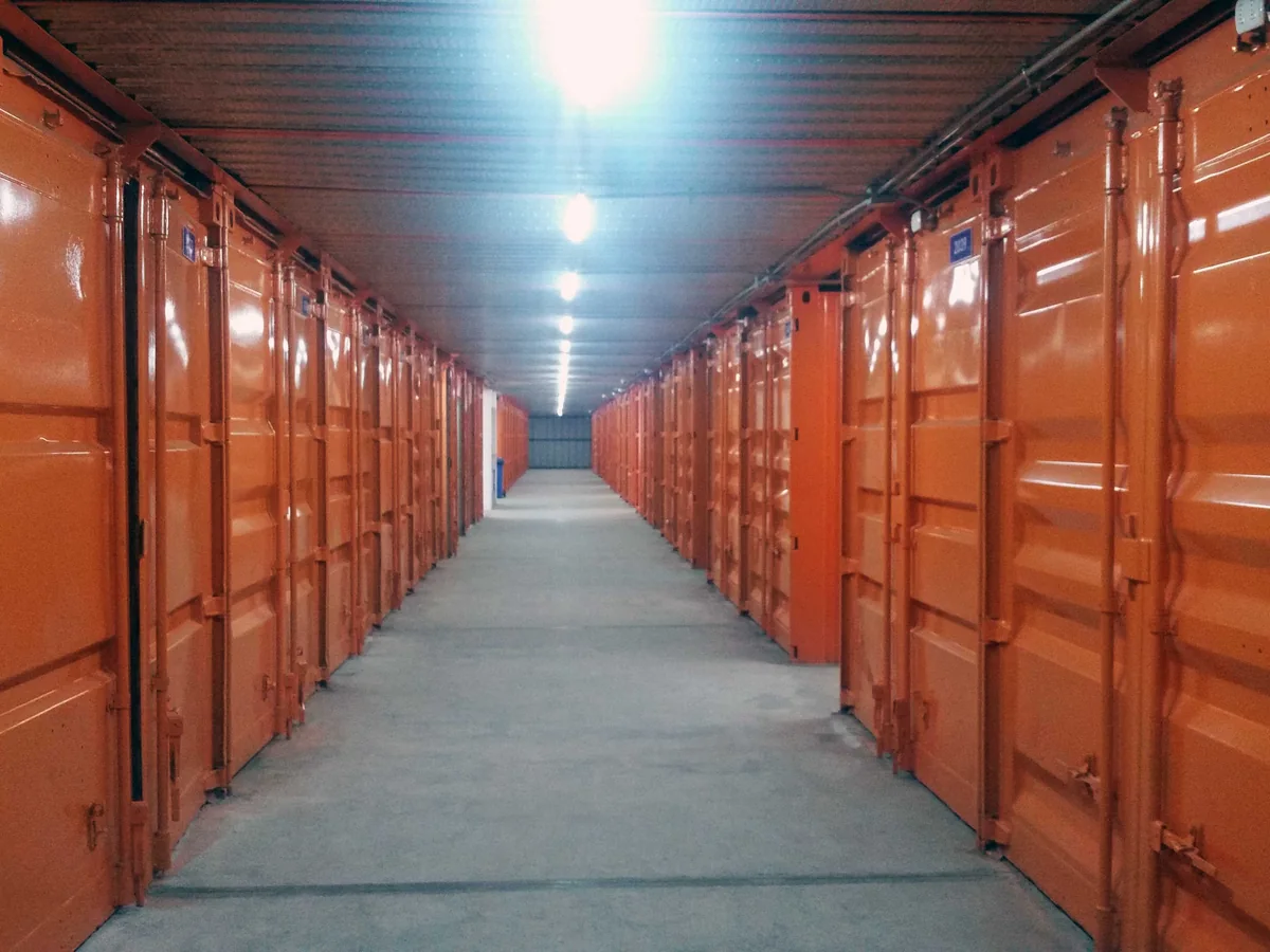 Circulación interior del Centro de Minibodegas BLT, con módulos de contenedores a ambos lados