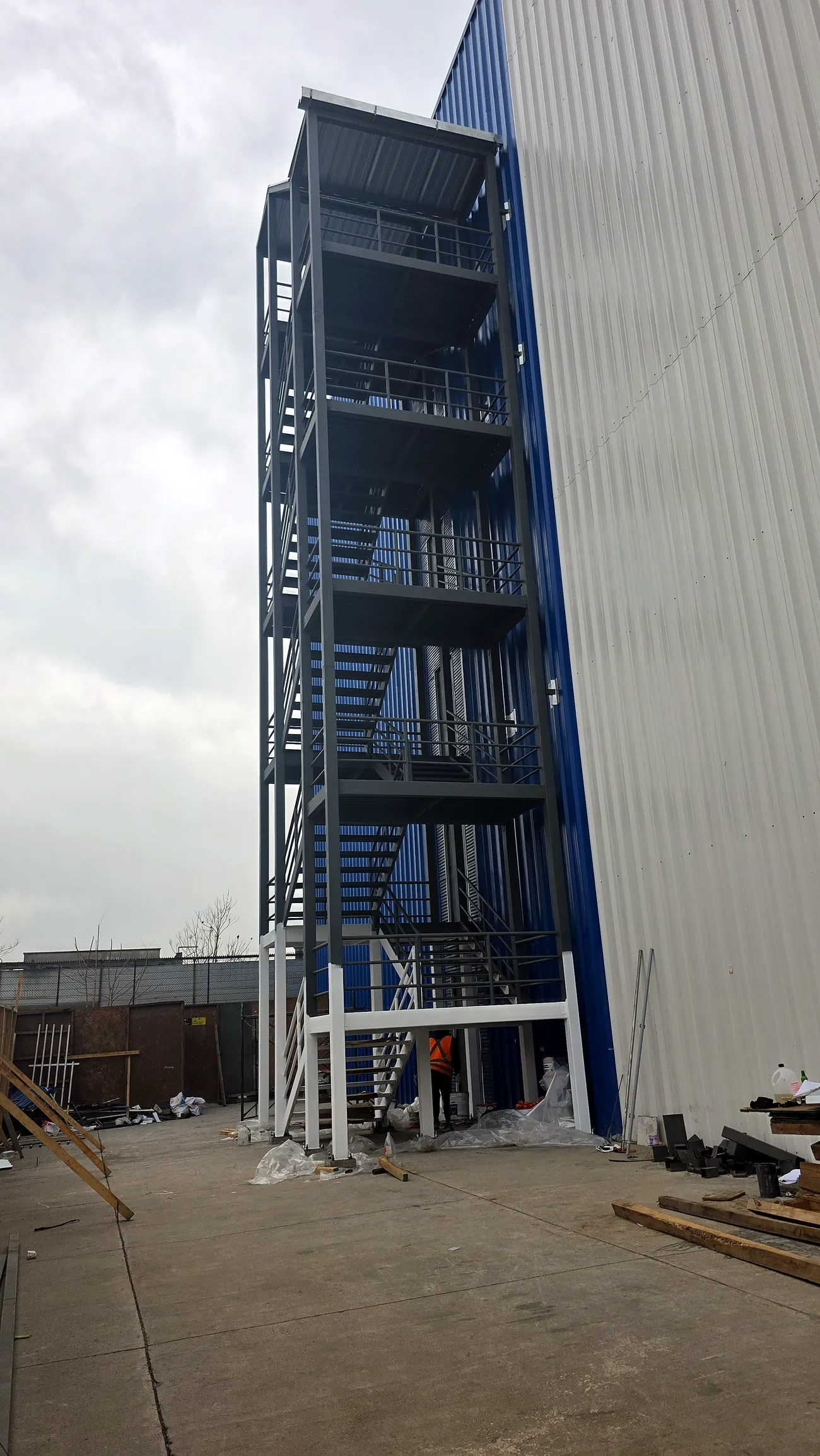 Escalera de Emergencia, BLT Minibodegas, imagen principal del proyecto
